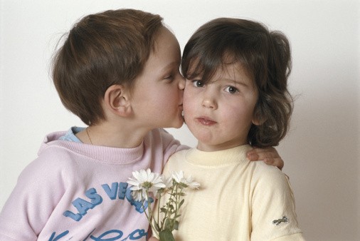 Tình yêu của con trẻ hoàn toàn không giống với tình yêu lứa đôi. (Ảnh minh họa).